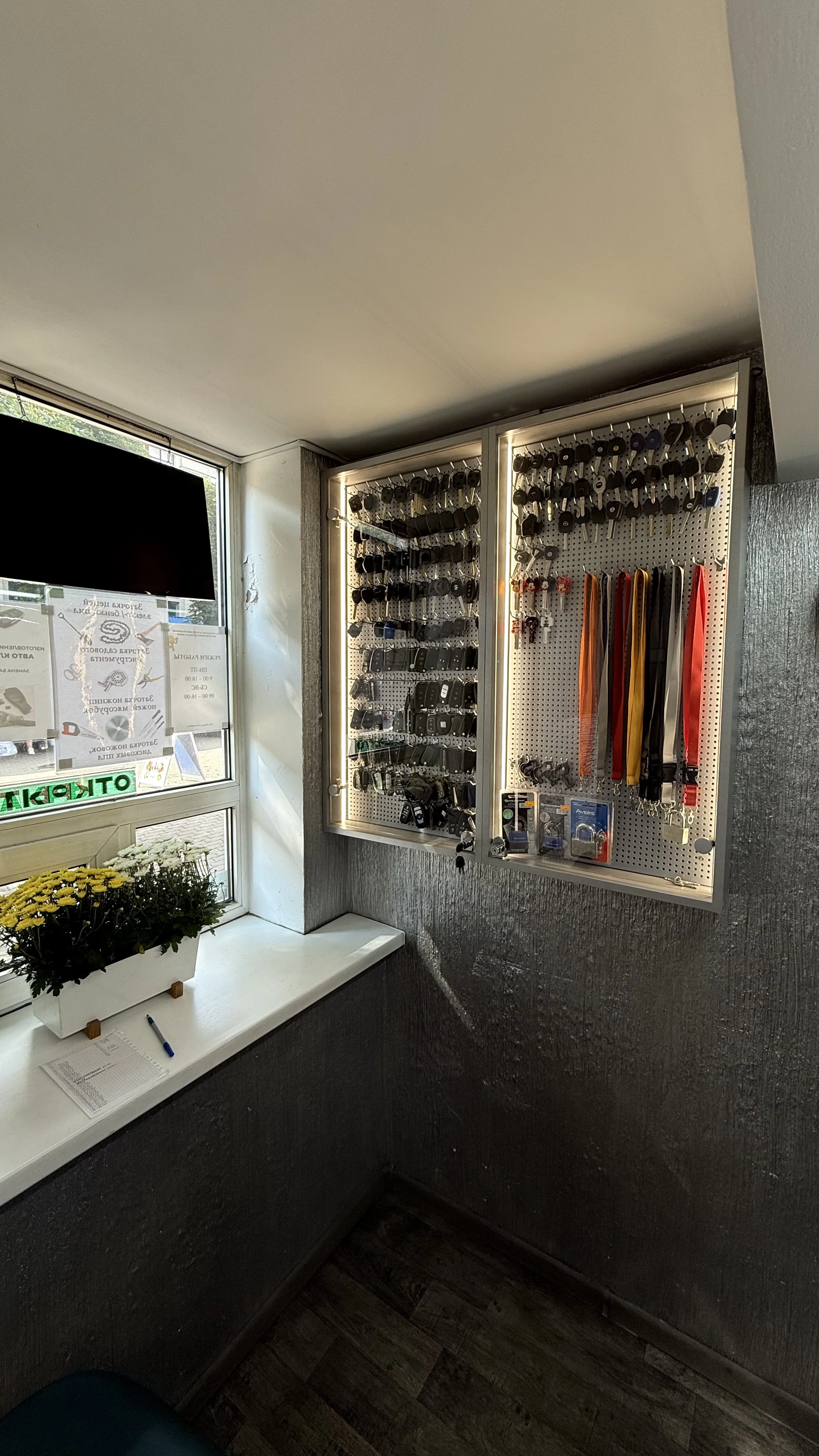 Стенд с ключами в мастерской